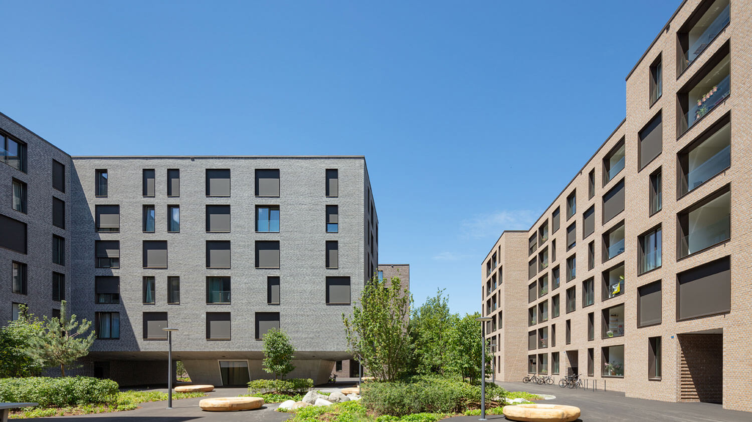 Prestigeprojekt Weltpostpark aus dem Innenhof im Sonnenschein
