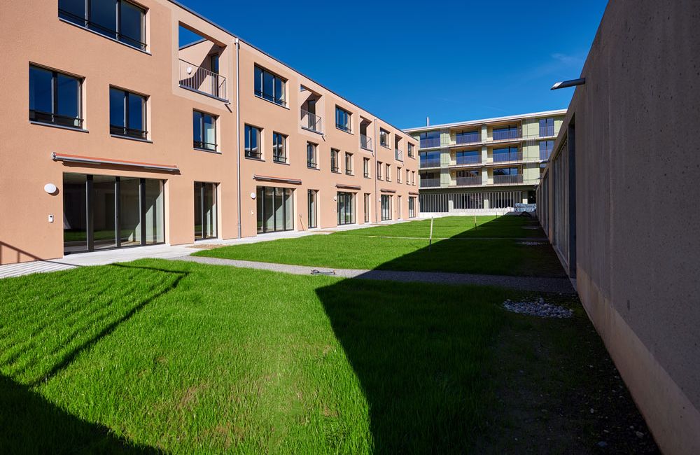 Grüne Rasenflächen im Innenhof des Mühlackers in Gerlafingen