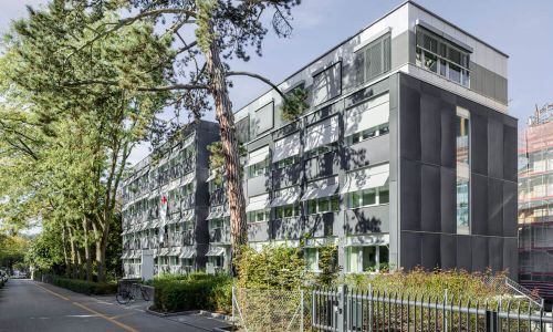 Strassenansicht auf Gebäude des Schweizerischen Roten Kreuz in Bern