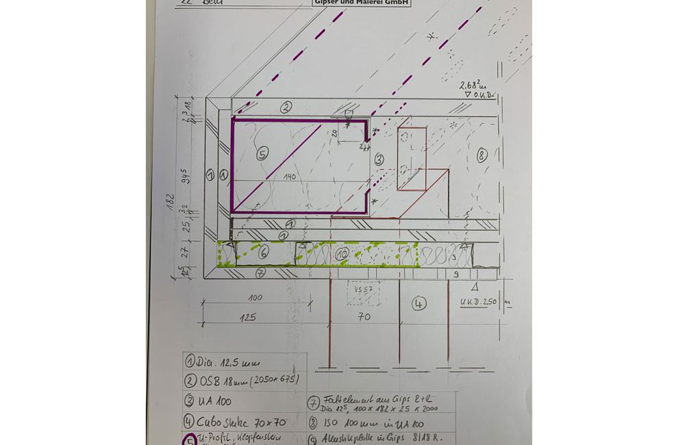 Plan eines Raums der an der Wand eines Raums anschliesst