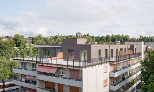 Blick aus der Vogelperspektive auf die Fassade und Dachterasse des Hauses