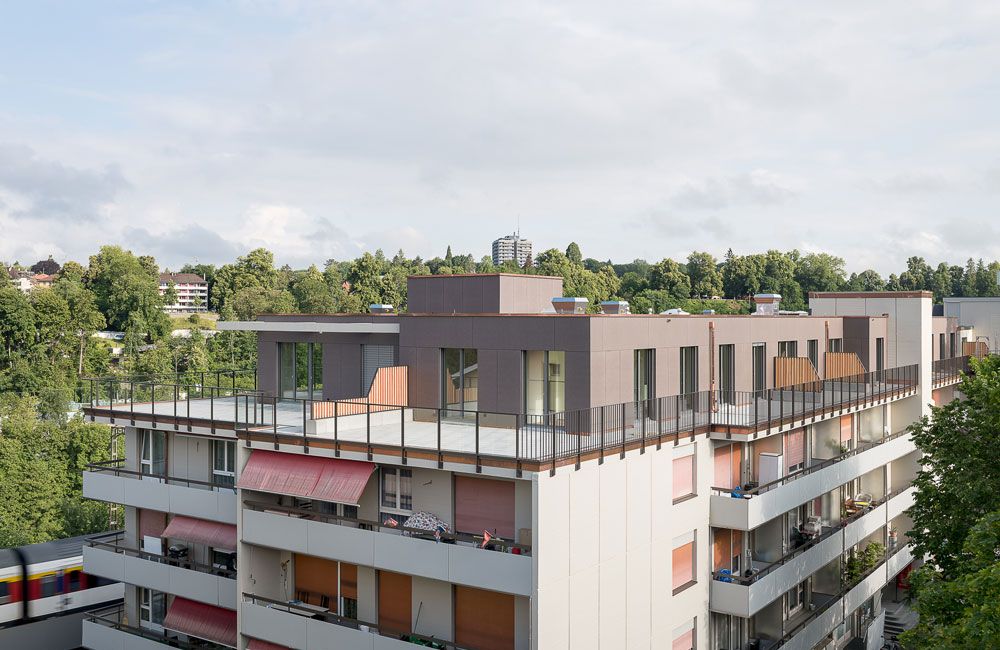 Blick aus der Vogelperspektive auf die Fassade und Dachterasse des Hauses