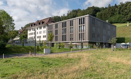 Aussenansicht des Domicil Bern im Sonnenschein