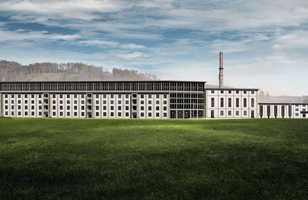 Frontansicht auf den Bernapark mit bewölktem Horizont und saftgrüner Wiese im Vordergrund