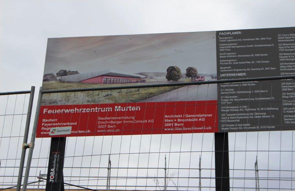 Schild mit Informationen zu dem Bauunternehmen der Feuerwehr Murten